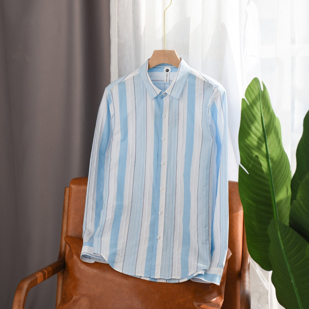 Camicia uomo elegante a maniche lunghe a righe, con distintivo colletto quadrato. Perfetta per look semi-formali.