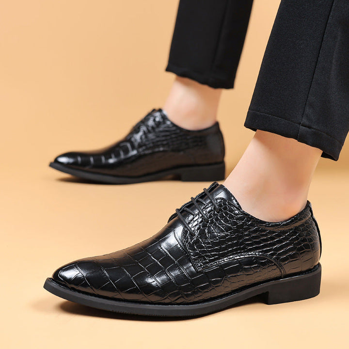 Scarpe eleganti da uomo con lacci, perfette per outfit formali e business, un classico della moda maschile.