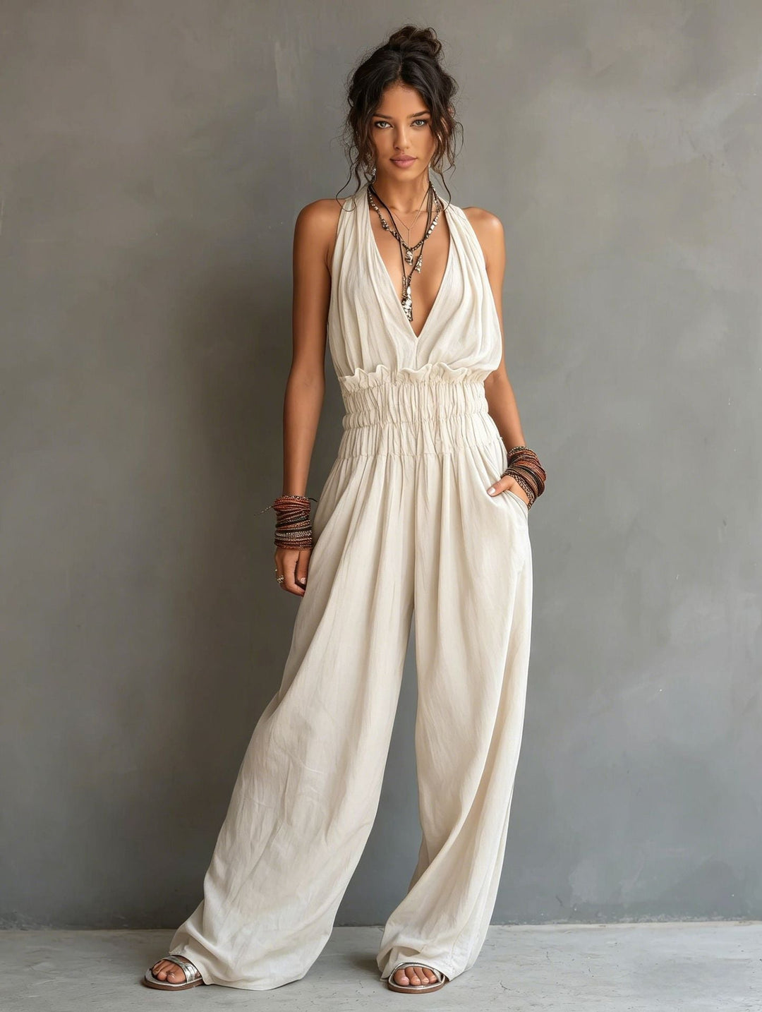 Jumpsuit donna senza maniche, con allacciatura al collo e schiena scoperta, ideale per outfit serali eleganti.