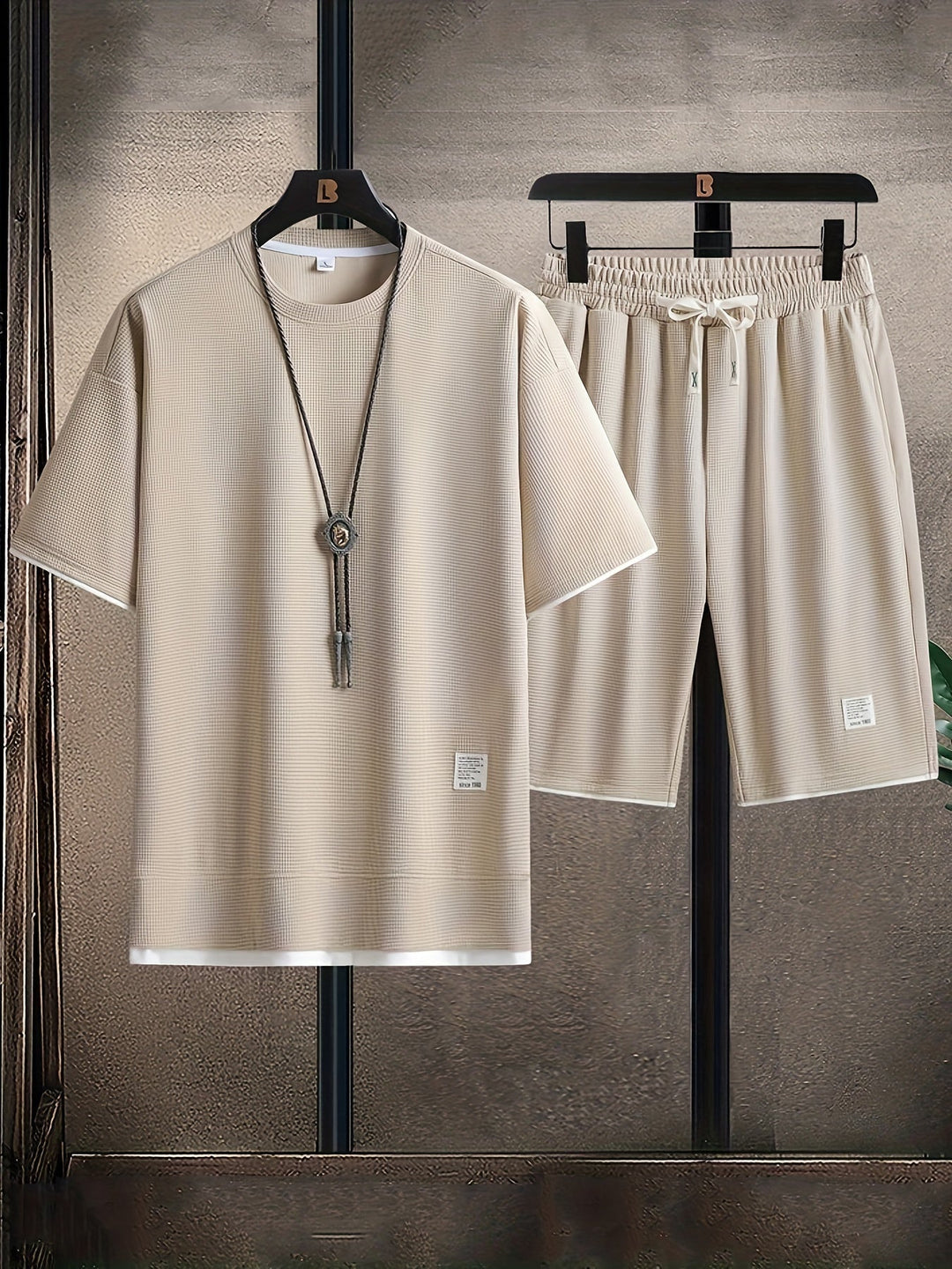Completo estivo uomo con T-shirt a manica corta e pantaloncini sportivi, ideale per relax e attività.