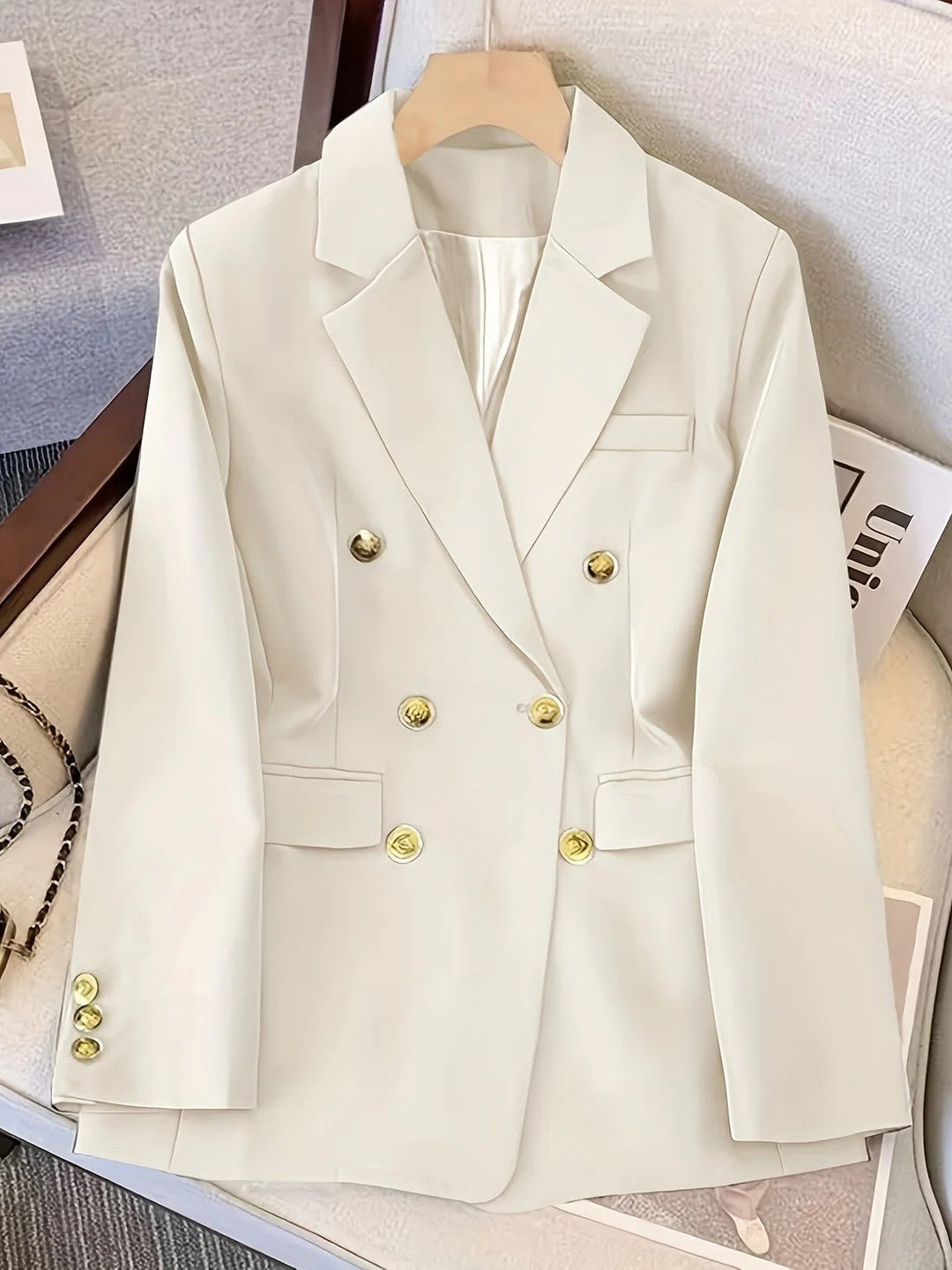 Giacca blazer donna slim fit versatile, ideale per look da ufficio o casual elegante.