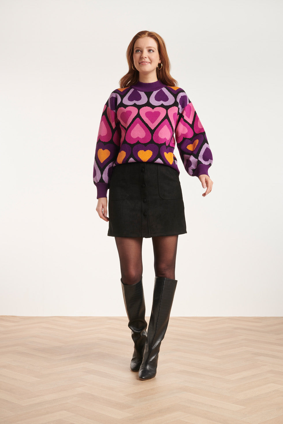 Elegante camicia donna oversize con vivace stampa cuori. Collo alto a costine per un tocco di moda casual.