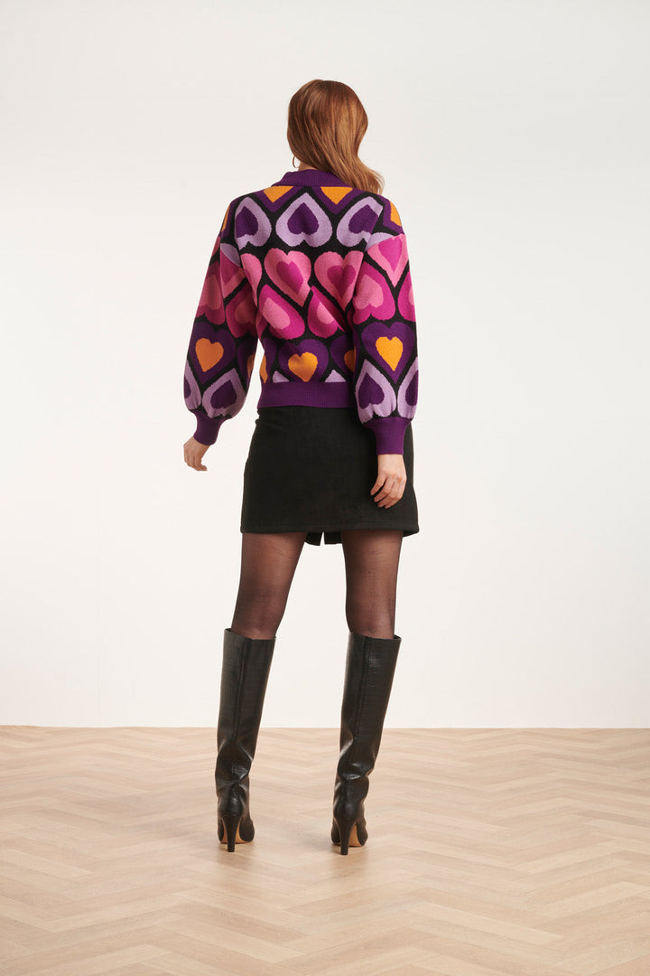 Look casual: camicia donna oversize con stampa cuori e collo alto a costine. Stile unico per moda autunno.