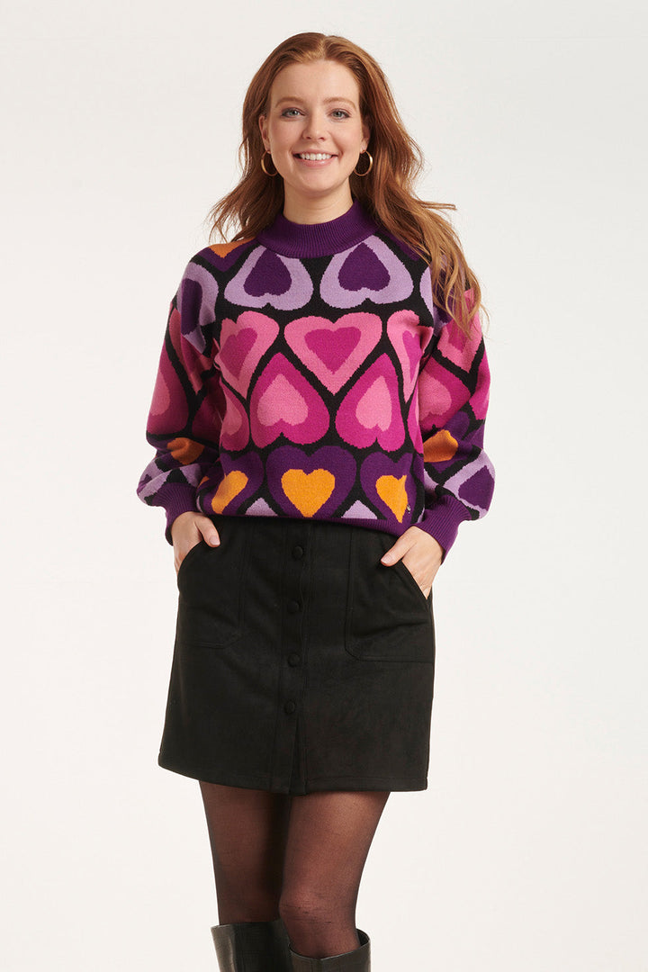Camicia donna oversize casual con stampa cuori e collo alto a costine. Perfetta per la moda primavera.