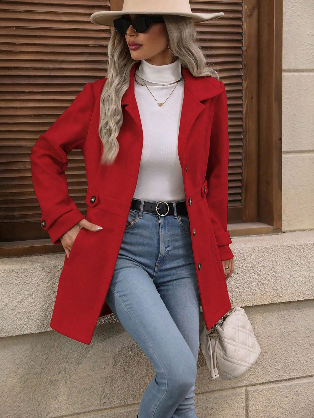 Primo piano: cappotto donna monopetto con bottoni e revers ampi. Elegante, lunghezza media, per l'inverno.