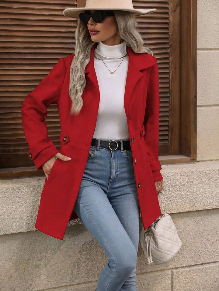 Primo piano: cappotto donna monopetto con bottoni e revers ampi. Elegante, lunghezza media, per l'inverno.