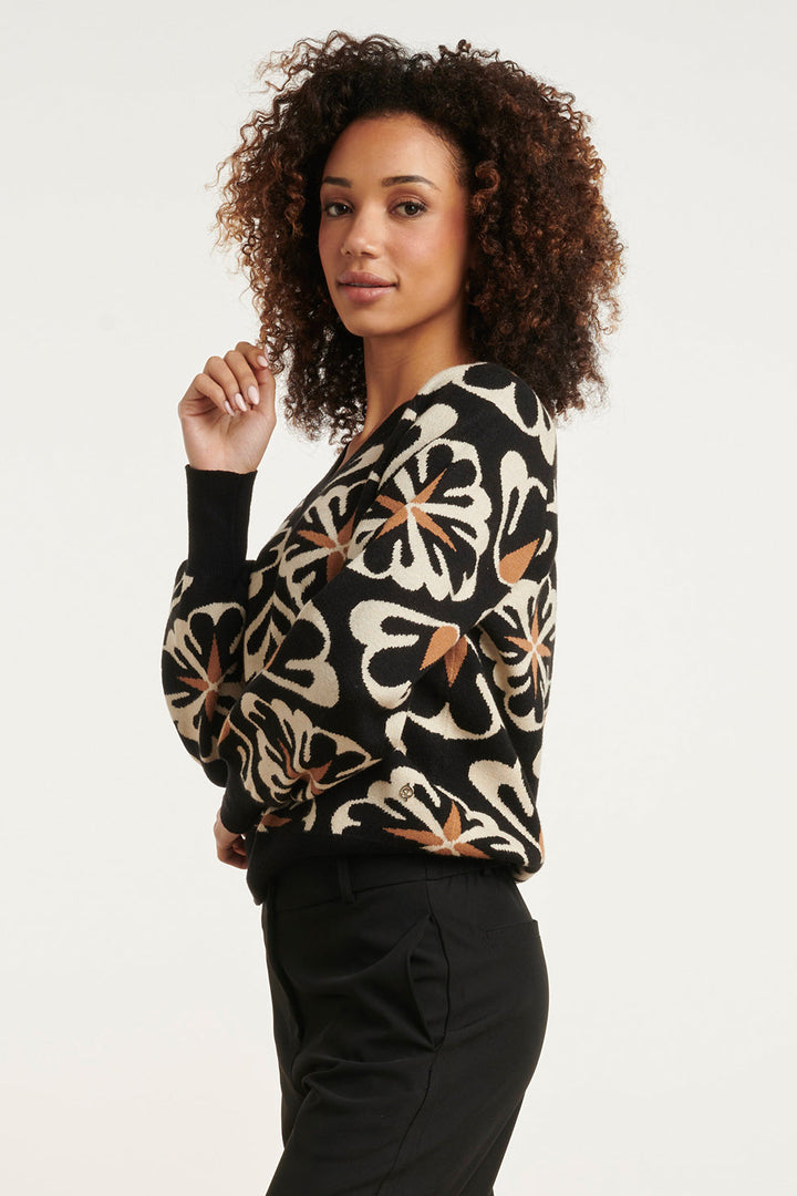 Elegante maglione donna oversize con profonda stampa floreale e comodo scollo a V. Ideale per ogni outfit.