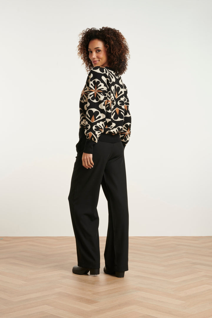 Moda donna: maglione oversize con stampa floreale vibrante e scollo a V, un capo casual chic indispensabile.