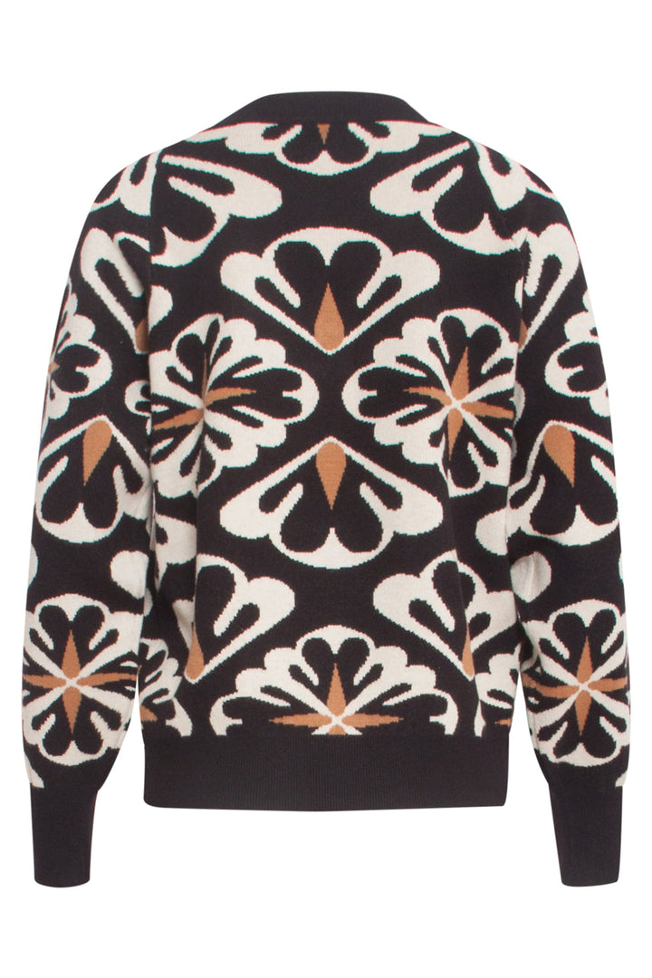 Donna in maglione oversize nero con stampa floreale e scollo a V, per un look elegante e comodo.
