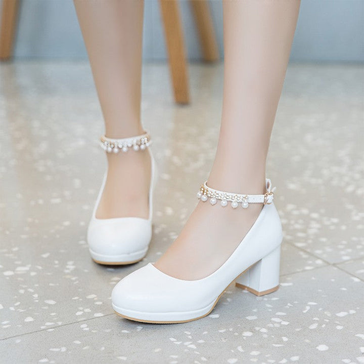 Scarpe donna eleganti con plateau e fibbia perle. Décolleté nere con tacco largo comodo per un look raffinato.