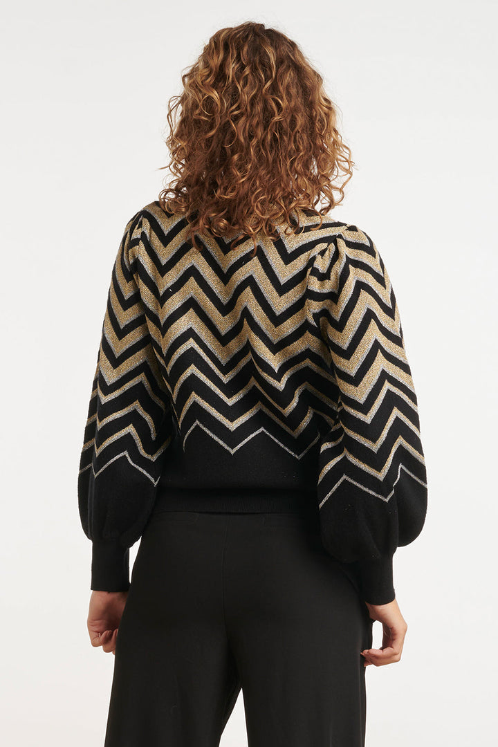 Elegante camicia da donna con stampa zigzag alla moda e maniche a sbuffo. Ideale per un look sofisticato.