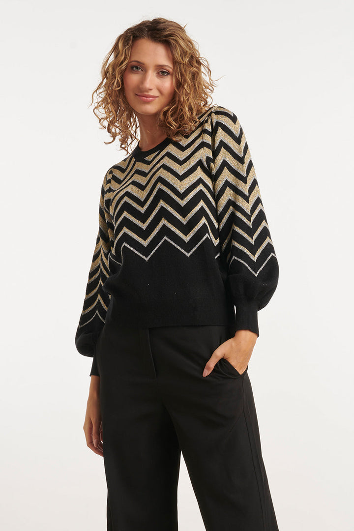 Camicia donna elegante con stampa zigzag B/N, maniche a sbuffo. Perfetta per look raffinati e di tendenza.