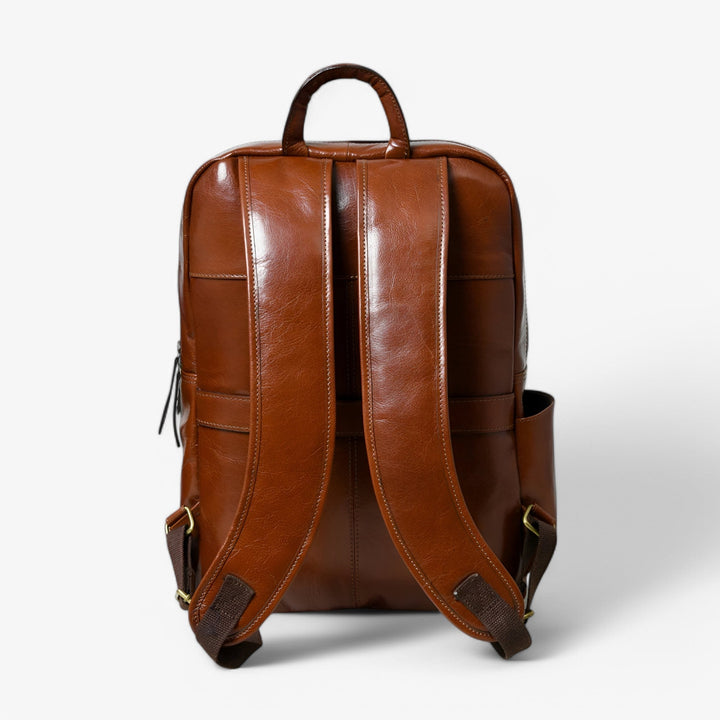 Zaino marrone minimalista per uomo, accessorio versatile per viaggio e quotidianità.