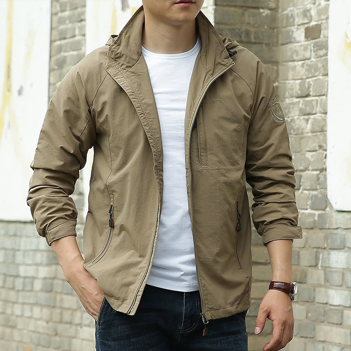 Giacca uomo autunnale impermeabile leggera con zip frontale unicolore, ideale per esterno e viaggio.
