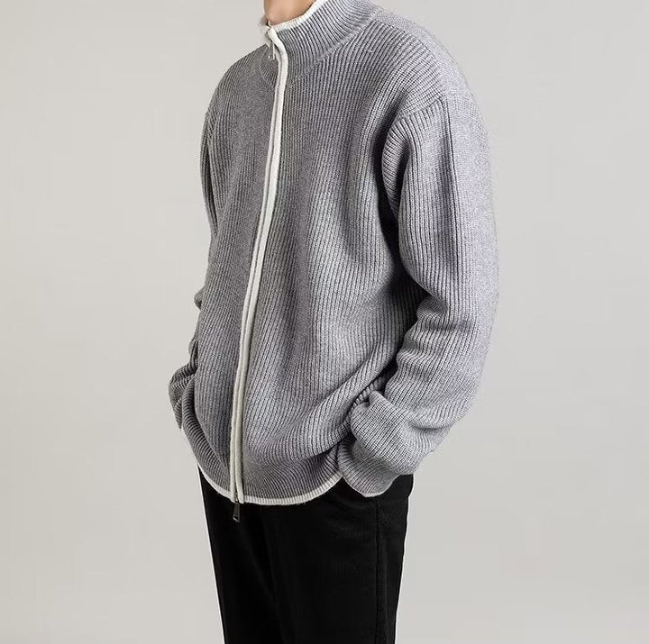 Cardigan maschile aperto, maniche lunghe. Un capo chiave per un look stratificato e di tendenza uomo.