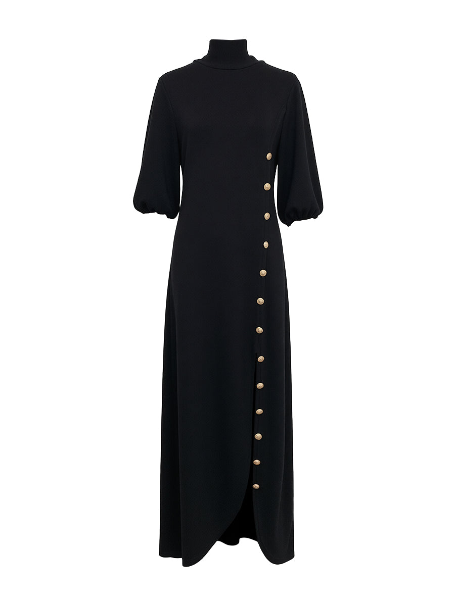 Elegante vestito maxi nero con spacco, maniche a sbuffo voluminose e collo alto, per un look serale raffinato.