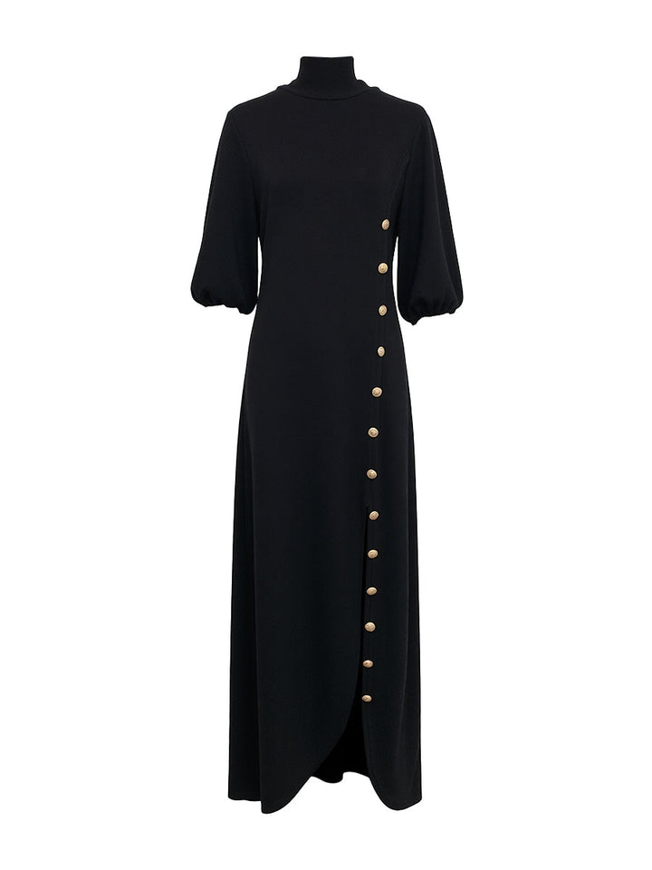 Elegante vestito maxi nero con spacco, maniche a sbuffo voluminose e collo alto, per un look serale raffinato.