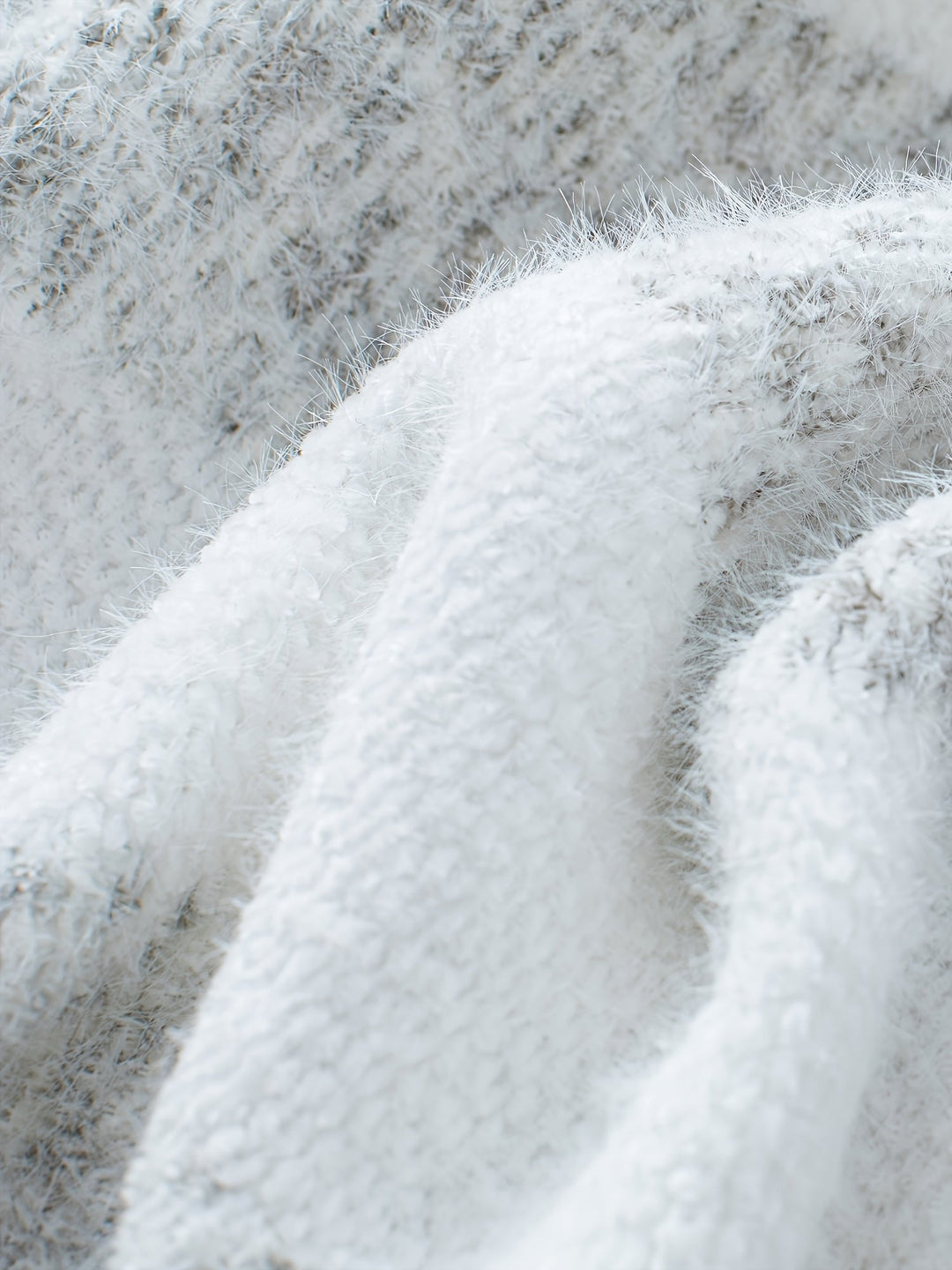 Donna indossa maglione collo alto grigio, vestibilità comoda. Perfetto per un look invernale caldo e rilassato.