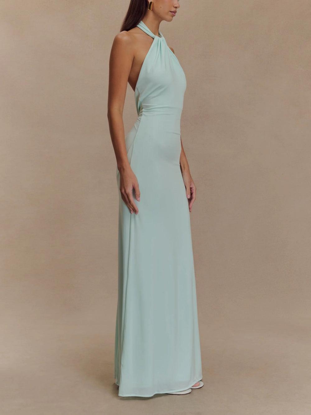 Dettaglio scollo allacciato al collo di un abito maxi da donna elegante, con tessuto morbido e fluido.