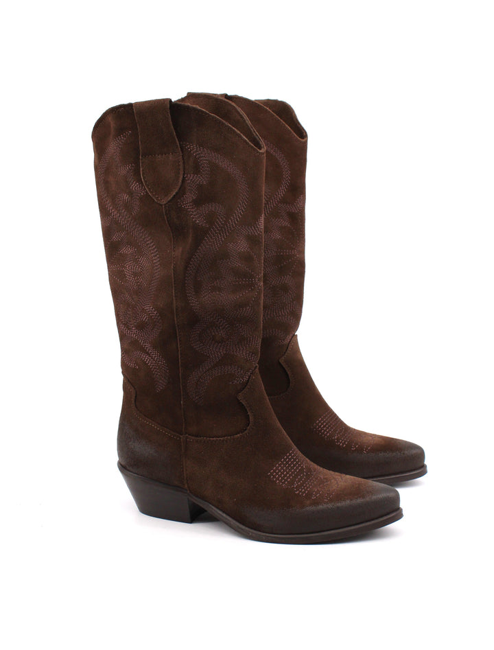 Stivali texani da donna in pelle scamosciata marrone, con tacco, perfetti per look western o casual.