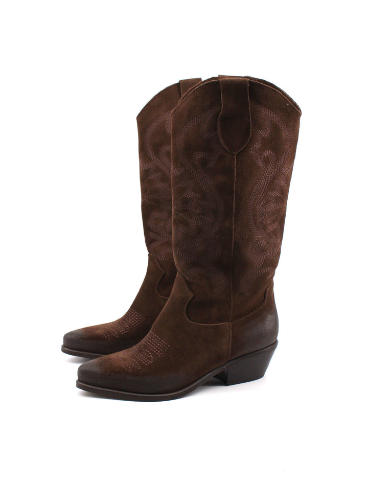 Stivali donna in pelle scamosciata marrone, design texano, tacco comodo per un look western autentico.