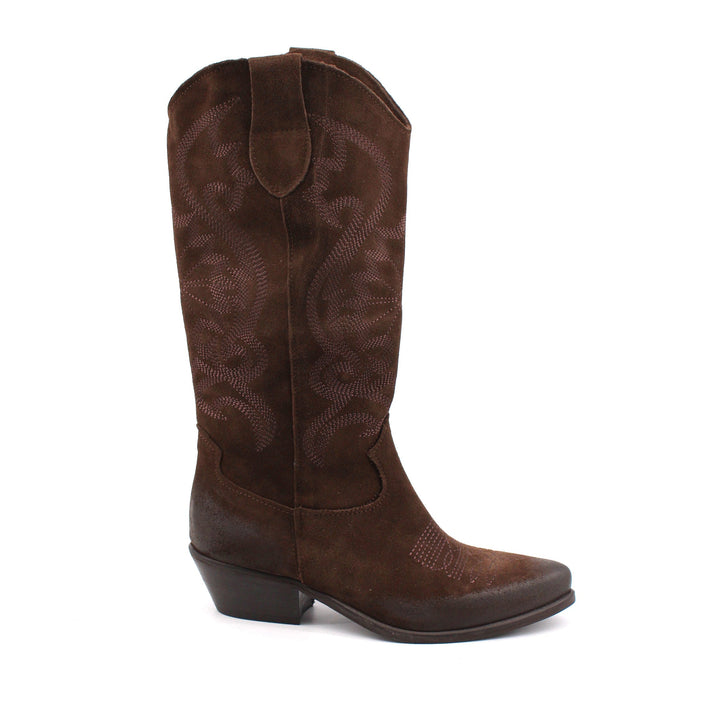 Versatili stivali texani donna in pelle scamosciata marrone, un must-have per la moda western e casual.