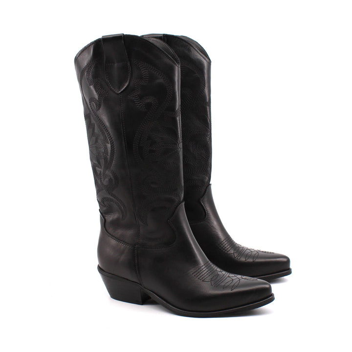 Moda autunno/inverno: stivali texani in pelle neri da donna, con suola robusta e tacco 4.5cm western.