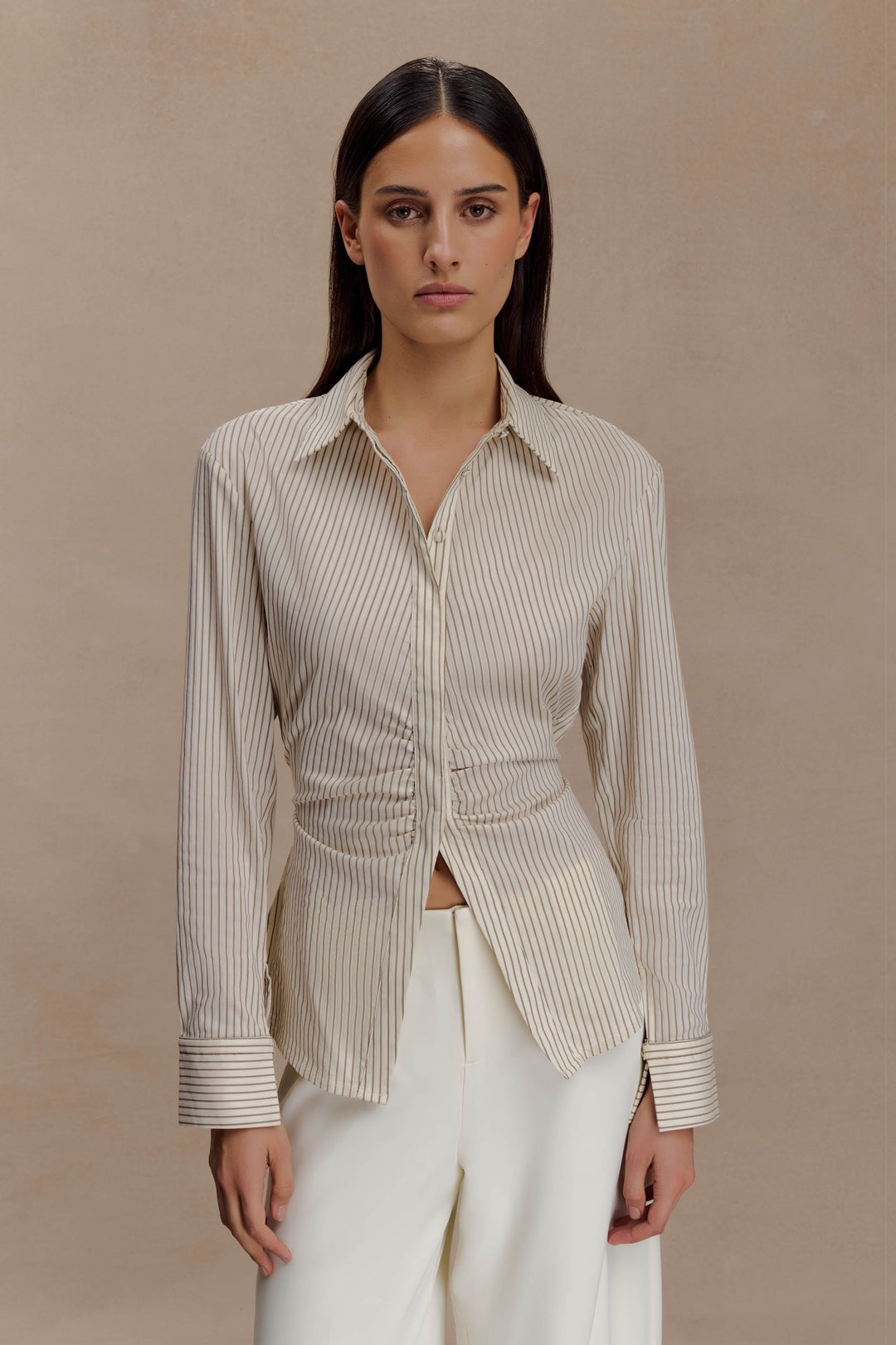Camicia donna beige a righe sottili, maniche lunghe, vita arricciata. Stile raffinato e versatile.