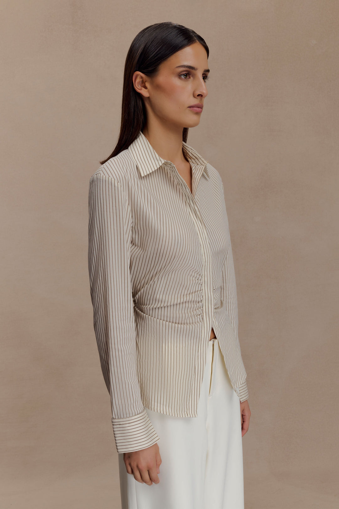 Moda femminile: camicia donna beige a righe sottili, vita arricciata, maniche lunghe. Look elegante e moderno.