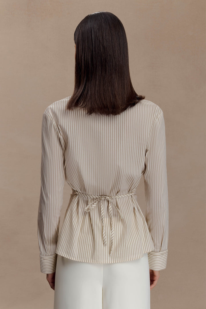 Camicia donna beige con vita arricciata e righe sottili, maniche lunghe. Perfetta per eleganza ufficio.