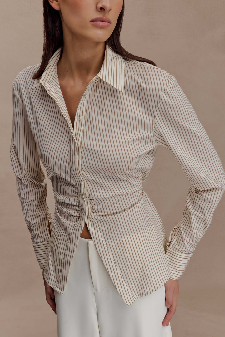 Camicia beige donna a righe sottili, maniche lunghe, con vita arricciata. Abbigliamento versatile e raffinato.