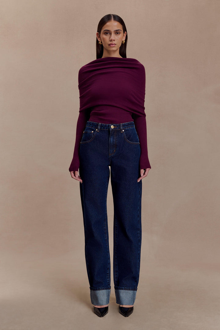Maglia donna bordeaux a collo alto, con elegante scollo asimmetrico che esalta la figura. Pullover chic.