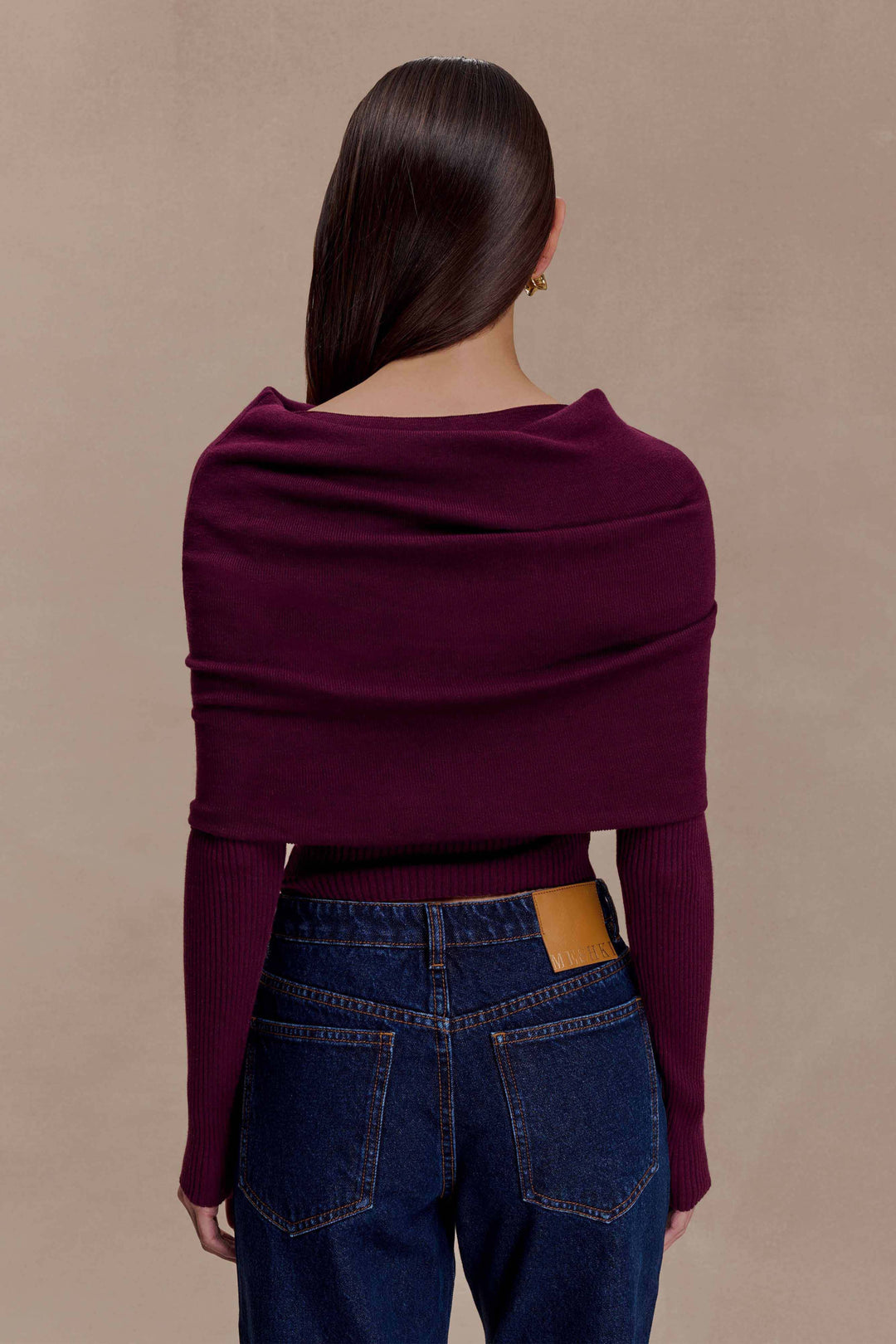Pullover donna elegante rosso vino, con design unico a scollo asimmetrico e collo alto, ideale per serate.