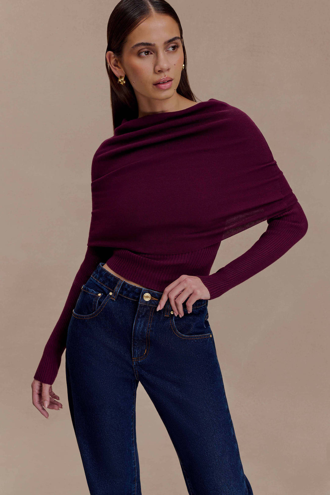 Maglia donna bordeaux elegante, con collo alto e scollo asimmetrico. Un capo chic per occasioni speciali o serate.