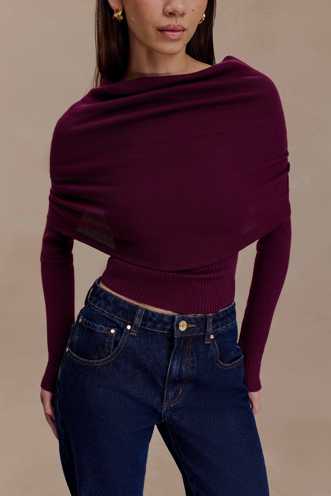 Maglia donna bordeaux elegante con scollo asimmetrico e collo alto, perfetta per un look sofisticato.