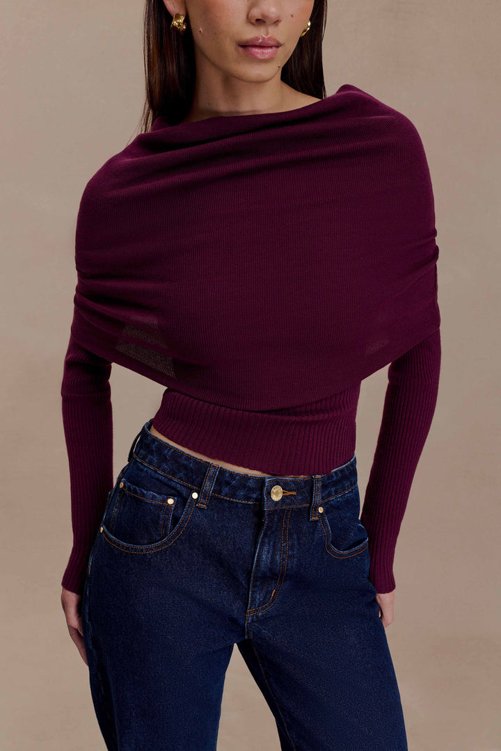 Maglia donna bordeaux elegante con scollo asimmetrico e collo alto, perfetta per un look sofisticato.