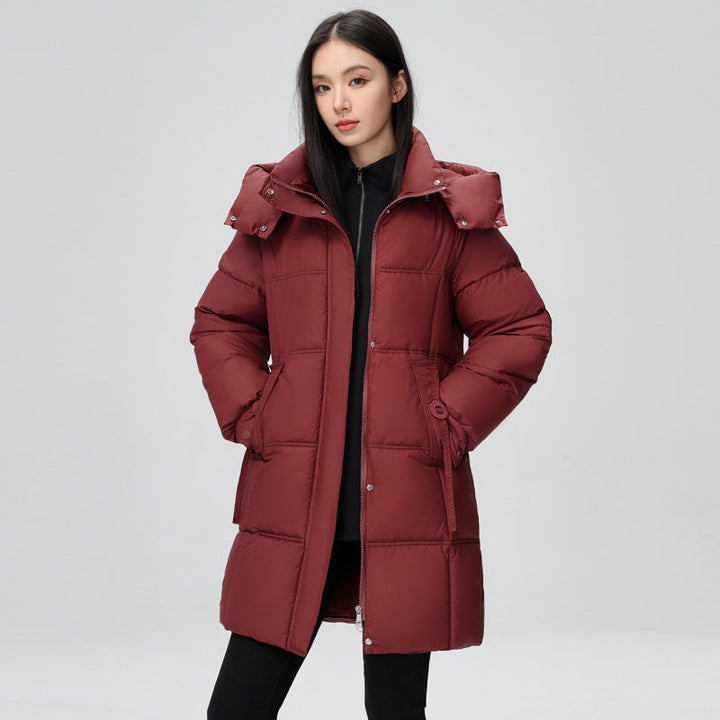 Piumino donna invernale elegante, taglio lunghezza media. Caldo, con tasche funzionali e maniche lunghe per protezione dal freddo.
