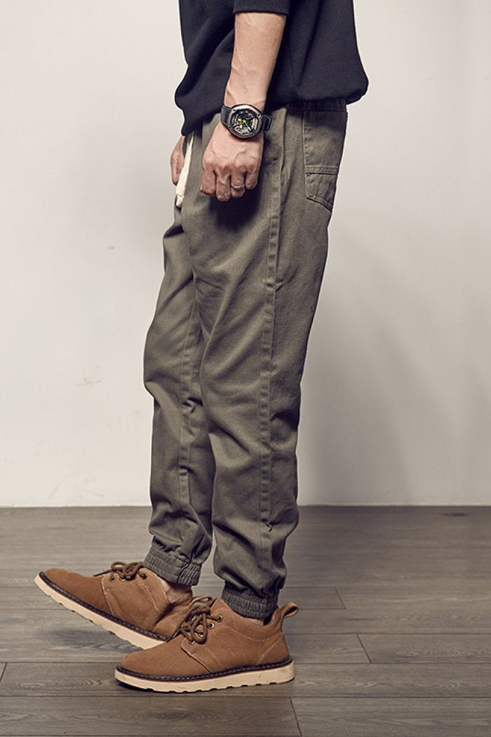 Pantaloni jogger uomo neri in stile streetwear, vestibilità rilassata per comfort quotidiano e moda maschile athleisure.