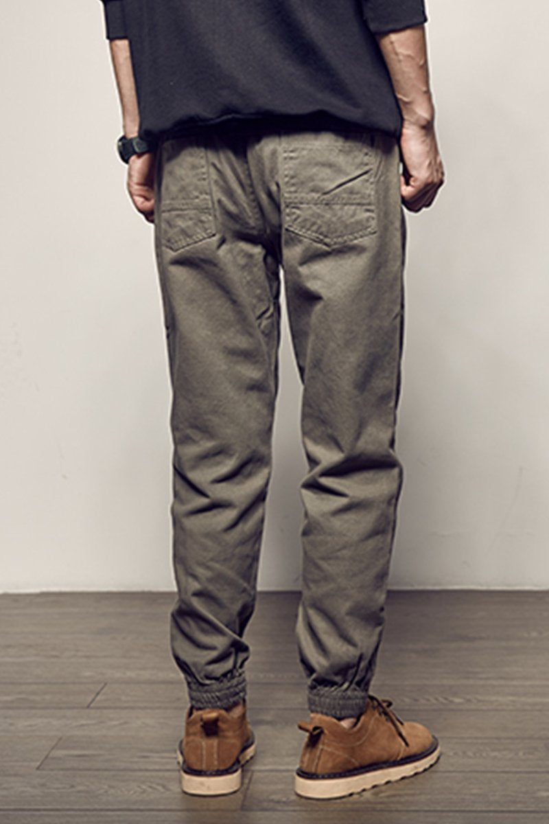 Vista posteriore dei pantaloni jogger uomo con tasche, stile streetwear e vestibilità comoda per relax e attività.