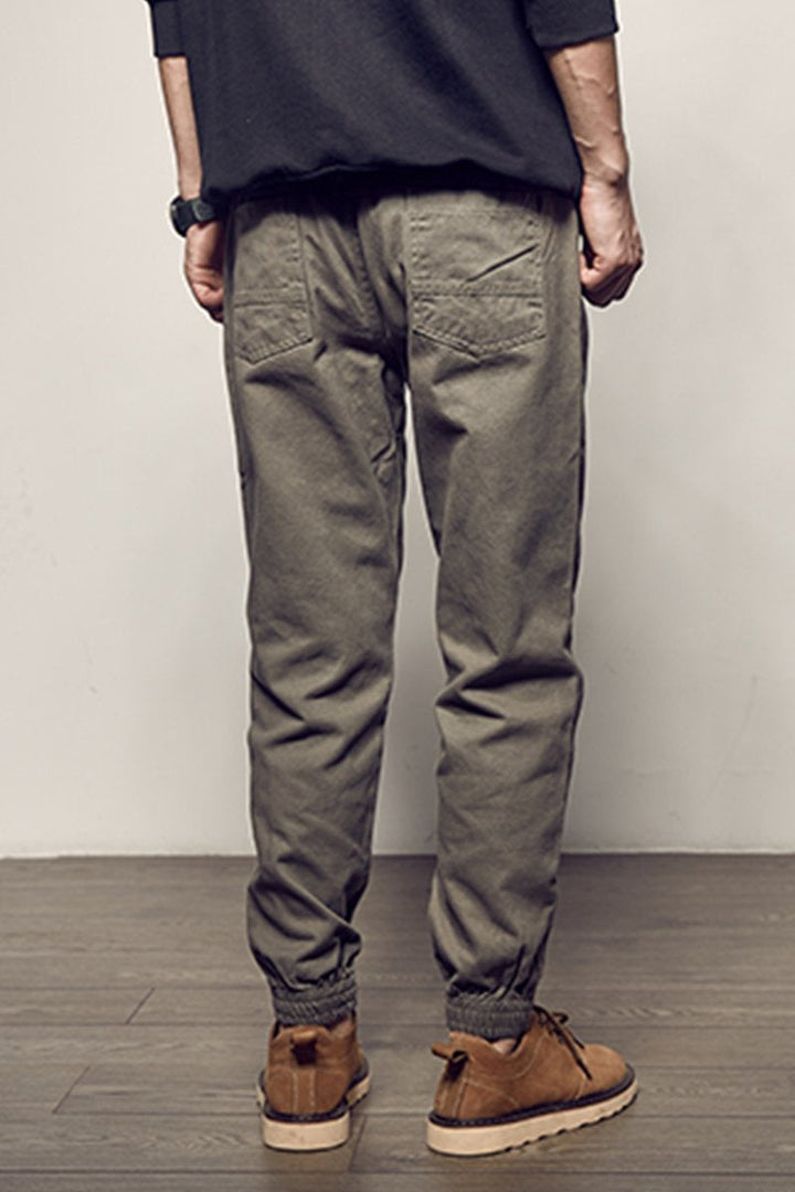 Vista posteriore dei pantaloni jogger uomo con tasche, stile streetwear e vestibilità comoda per relax e attività.