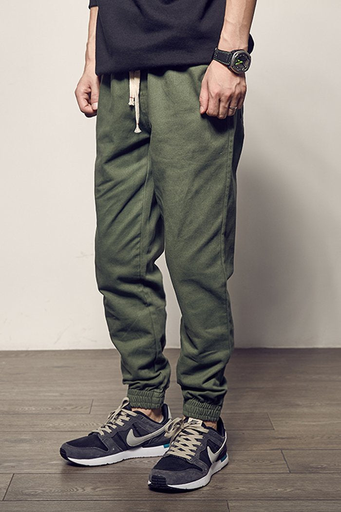 Primo piano sul tessuto elasticizzato dei pantaloni jogger uomo grigi, ideali per comfort, athleisure e sport casual.