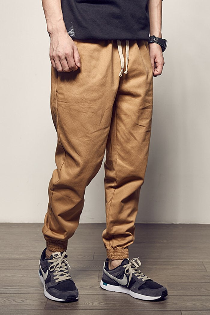 Dettaglio della vita elasticizzata e coulisse sui jogger uomo, garantendo vestibilità regolabile e massimo comfort sportivo.