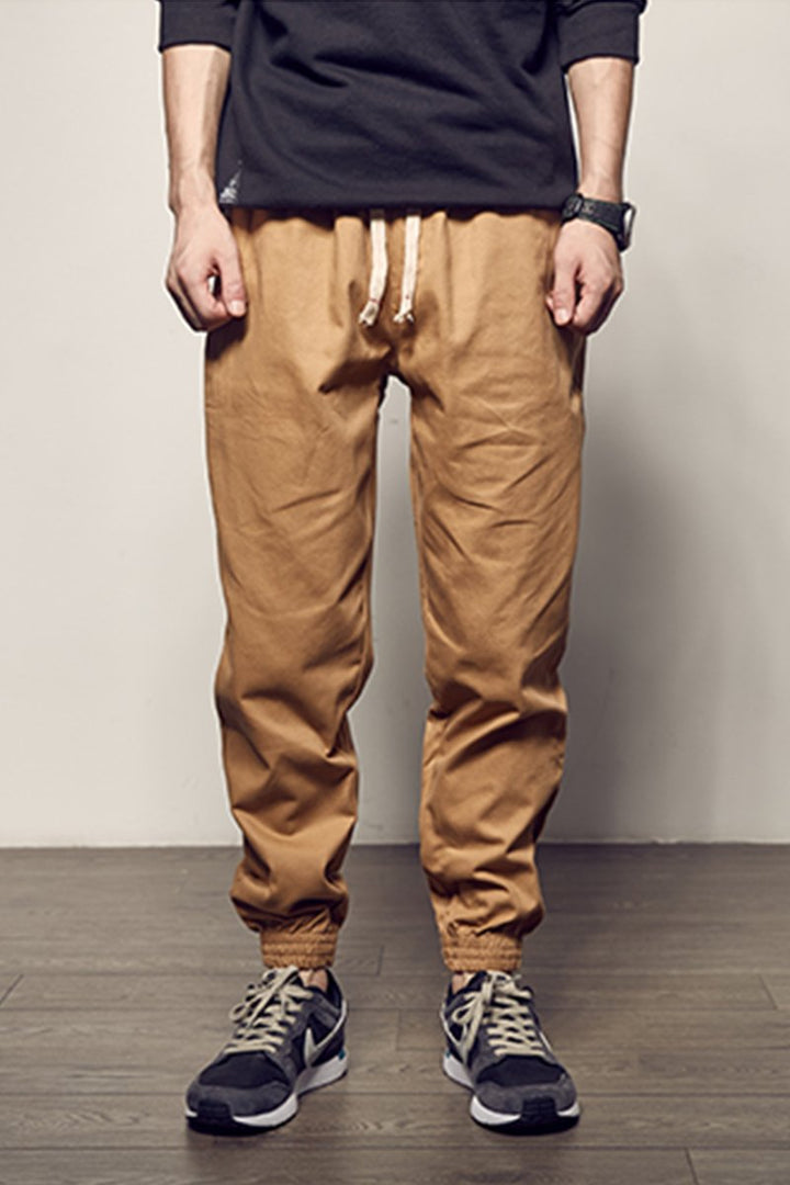 Pantaloni jogger uomo elasticizzati, ideali per movimenti liberi, sport e comfort prolungato durante il giorno.