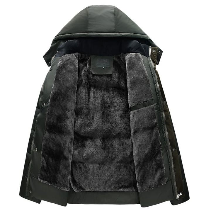 Giacca invernale imbottita da uomo nera con chiusura a zip. Perfetta per il freddo, stile casual ed elegante.