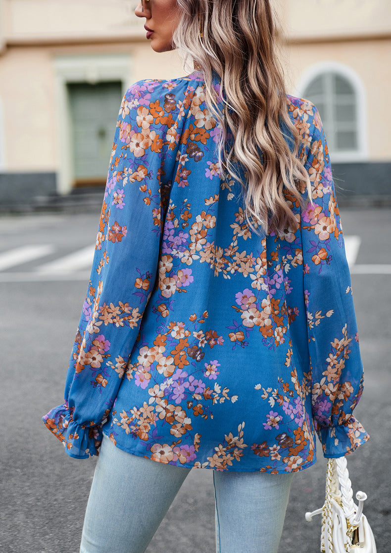 Modella indossa blusa donna floreale autunnale a maniche lunghe, scollo a V. Outfit comodo e trendy.