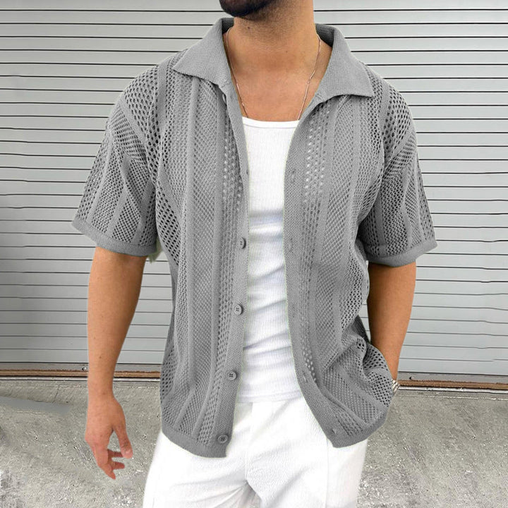 Polo uomo a maniche corte con bottoni, vista frontale, stile fresco e versatile per la moda estiva.