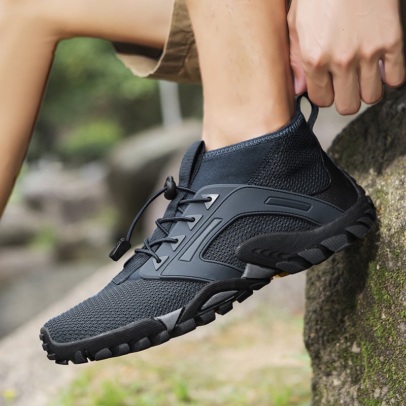Scarpe da trekking uomo robuste, ideali per sentieri. Offrono stabilità, comfort e supporto caviglia. Calzature outdoor.