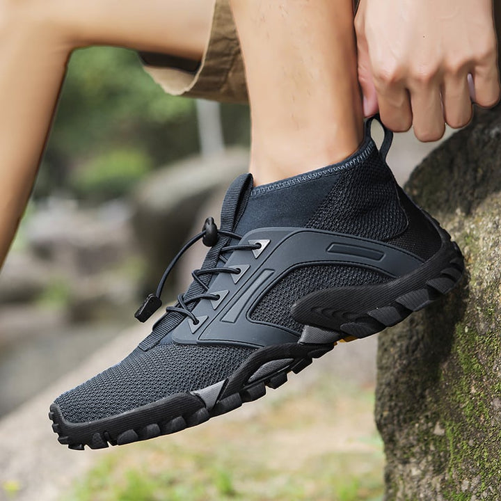 Scarpe da trekking uomo robuste, ideali per sentieri. Offrono stabilità, comfort e supporto caviglia. Calzature outdoor.