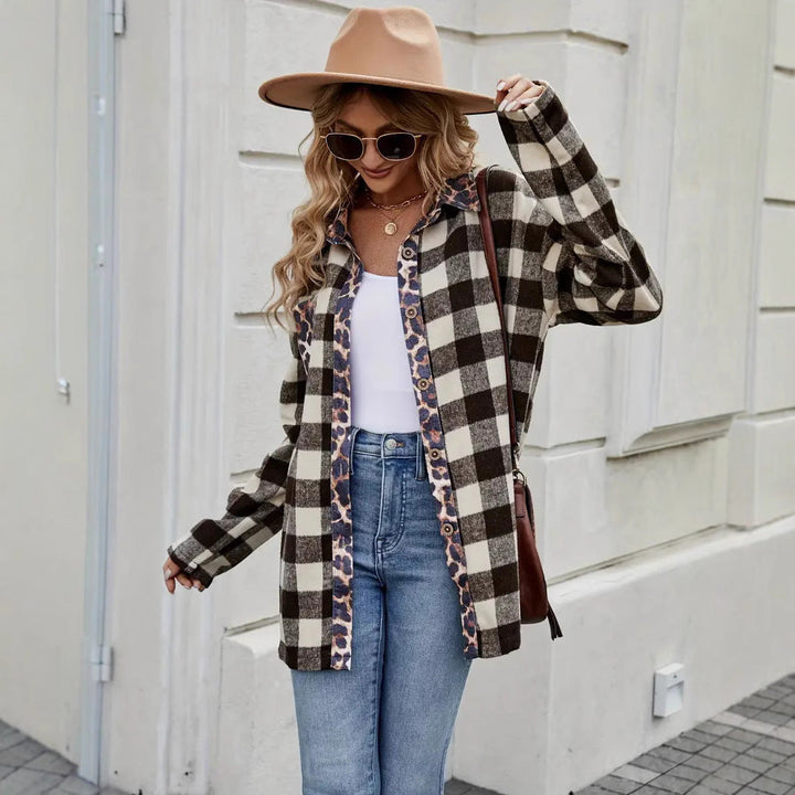 Camicia nera da donna a manica lunga con stampa quadri e animalier, un capo versatile per la moda autunnale.