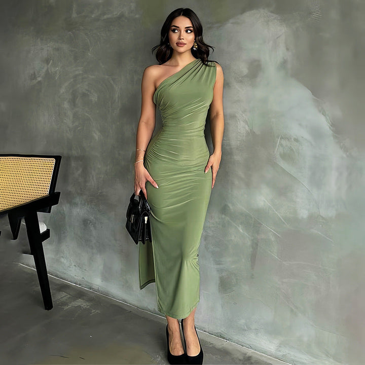 Abito donna monospalla plissettato nero con spacco, ideale per serate eleganti e cocktail estivi.